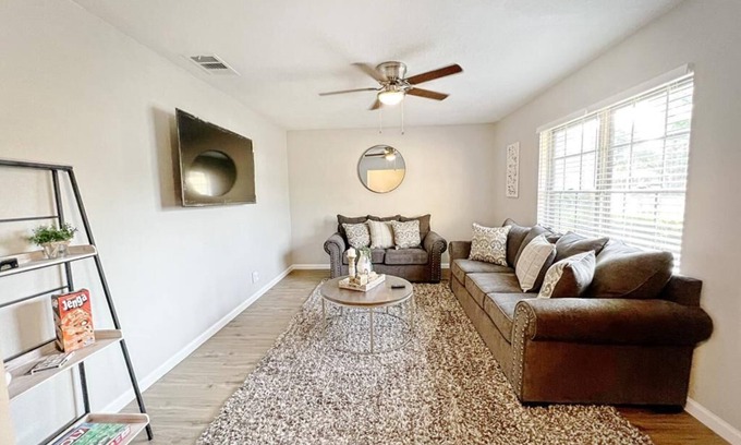 Heritage House | Summer specials ¡Book now! Gold Hill Dr. San Antonio