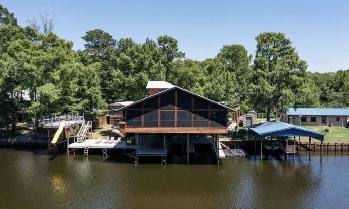 Jefferson House | SUMMERTIME! HOT TUB! FIRE PIT! Getaway at this Epic Waterfront Home!