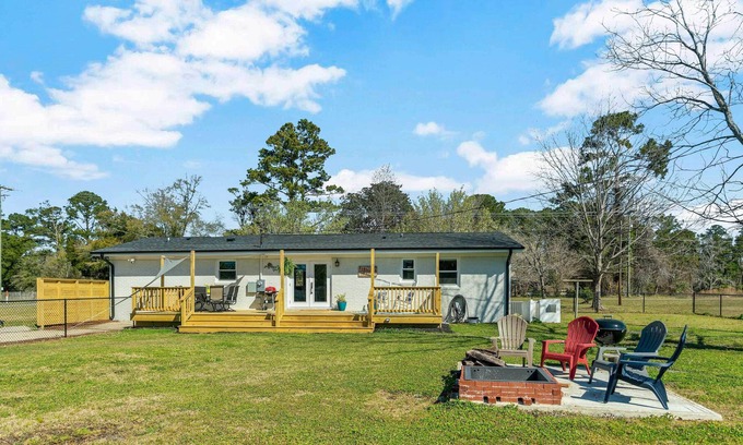 Kings Grant House | Sun-Dappled Getaway in Wilmington w/ Fire Pit