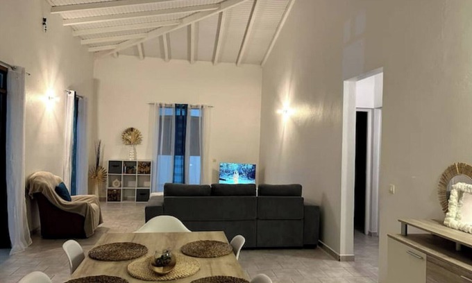 Les Abymes House | Sun Side