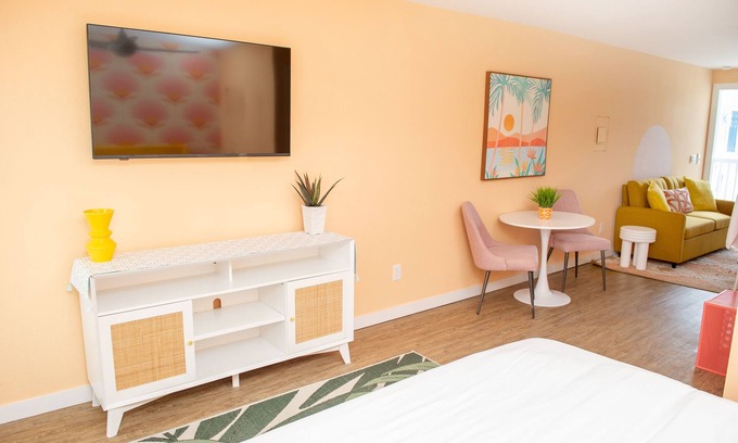 Indian Shores Hotel | Sunburst Inn The Beachfront Suite - Room 9
