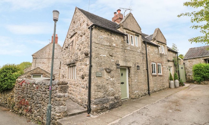 Newton Grange Cottage | SUNDIAL COTTAGE, pet friendly, with open fire in Brassington