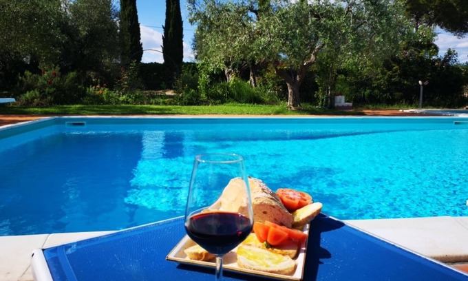 Castiglione del Lago Apartment | Sunflower apt with shared pool family fun, Castiglione del Lago, Italy