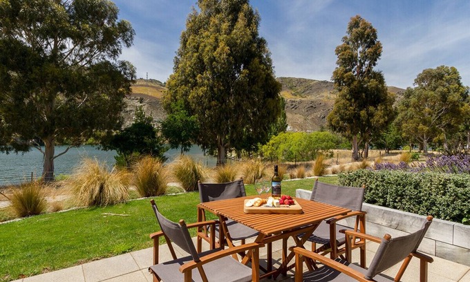 Lowburn Cottage | Sunhaven Lakeside - Cromwell Holiday Home