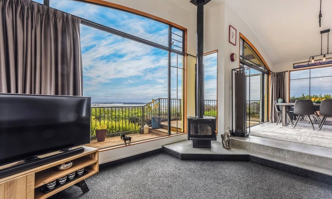 Nelson House | Sunkissed Heights - Nelson Holiday Home