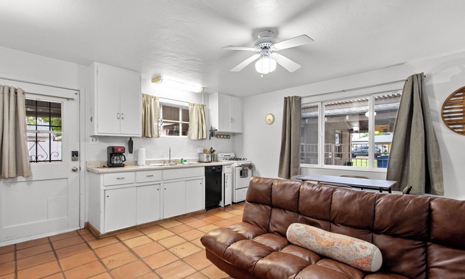 Camelback East Apartment | Sunlit Palm Cottage in Uptown Phoenix
