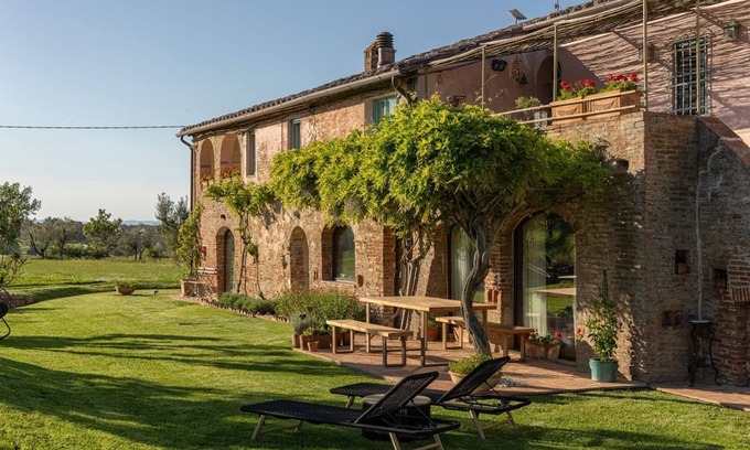 Ferretto Apartment | Sunlit Tuscan Farmhouse with a Lush Garden