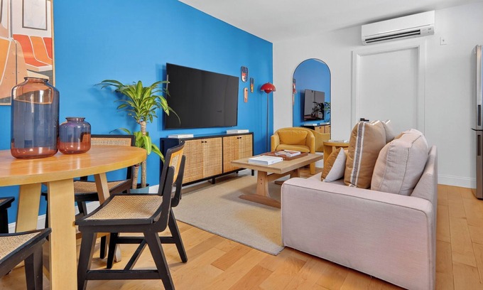 Williamsburg Apartment | Sunny 3-BR w/AC near Newtown Creek Nature Walk — East Williamsburg Gem