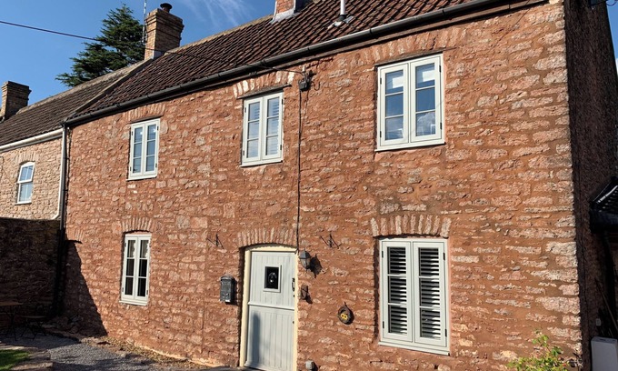 Cheddar Cottage | Sunny 4-bedroom cottage with South facing garden - Sunflower Cottage