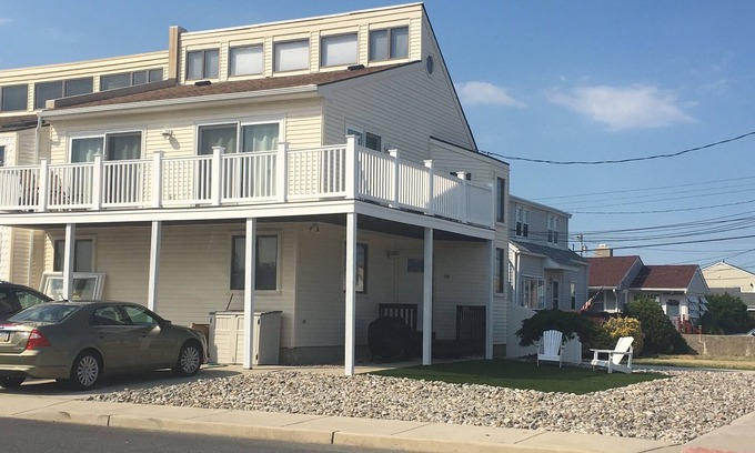 Southend House | Sunny 4 BR, 2 BA Townhouse