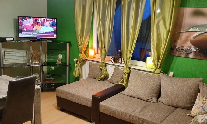 Bant Apartment | Sunny apartment in WHV, newly renovated, garden for barbecues, south beach,