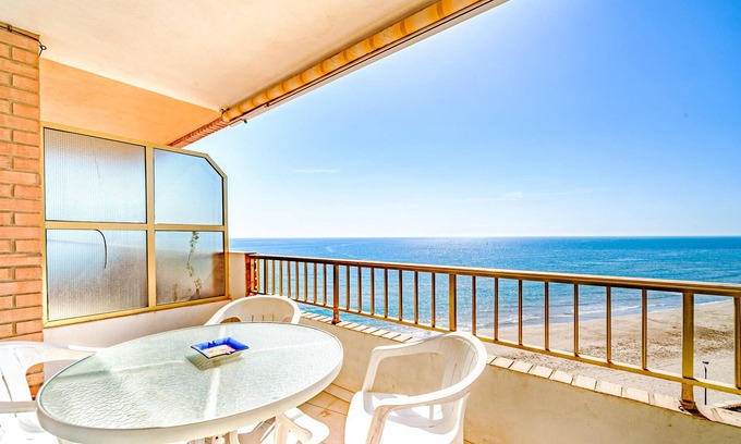 Mareny Barraquetes Apartment | Sunny apartment just a few steps from the beach.