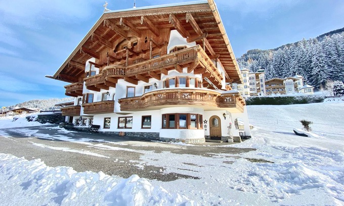 Muhlthal Apartment | Sunny apartment with view & ski bus 10 m away