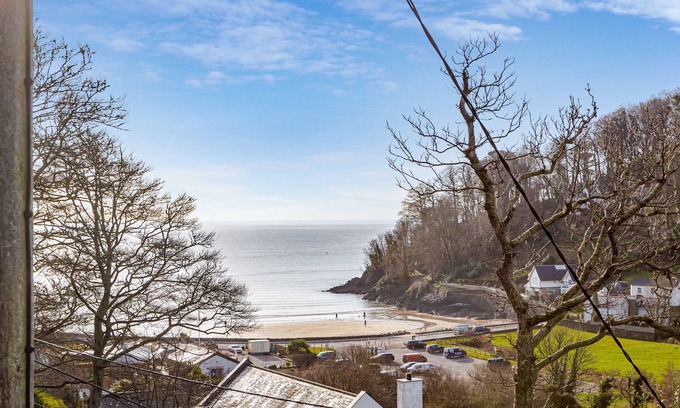 Salcombe Apartment | Sunny Apartment with Terrace overlooking North Sands beach