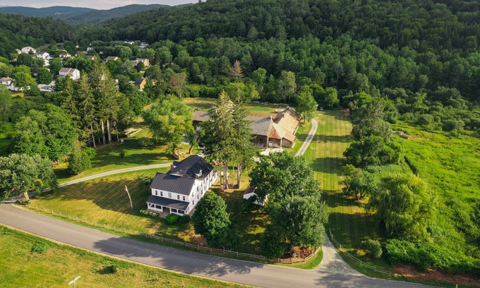 Quechee House | Sunny Brae Farm - Luxe 7 bedroom Quechee Farmhouse