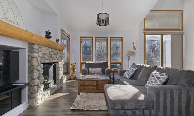 Mammoth Lakes House | Sunny Comfort in Snowcreek V Resort