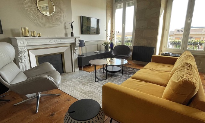 Chartrons Apartment | Sunny flat with AC and river views - 10 minutes to city centre!