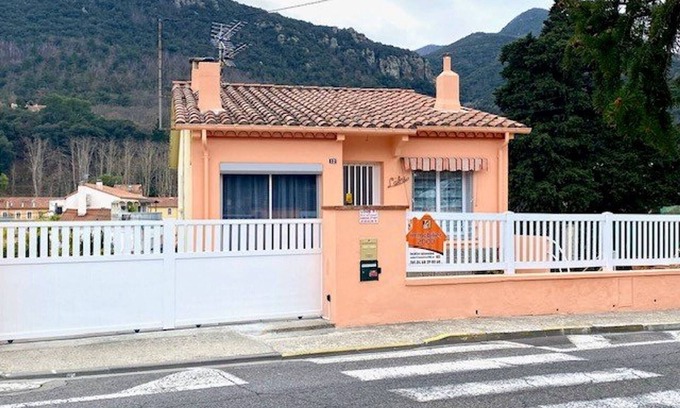 Amelie-les-Bains-Palalda Apartment | Sunny 1-Bedroom Apartment with A/C, WiFi, Parking, and Balcony in Amélie-les-Bains