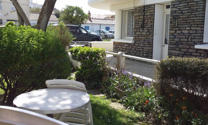Saint-Gilles-Croix-de-Vie Apartment | SUNNY APARTMENT IN FRONT OF THE PORT and NEAR CITY CENTER.