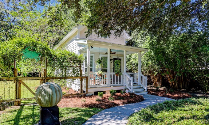 Scanlonville Cottage | Sunny garden cottage with a furnished front porch, grill, AC, & washer/dryer