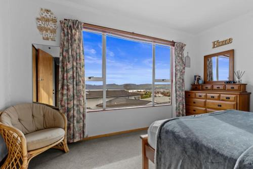 Hilltop House | Sunny Hilltop Red Bach w Lake and Mountain Views
