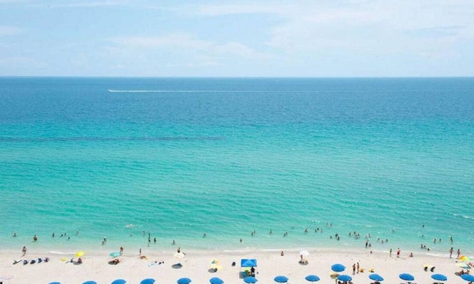 Sunny Isles Beach Resort | Sunny Island Studio at the RESORT front of the Beach
