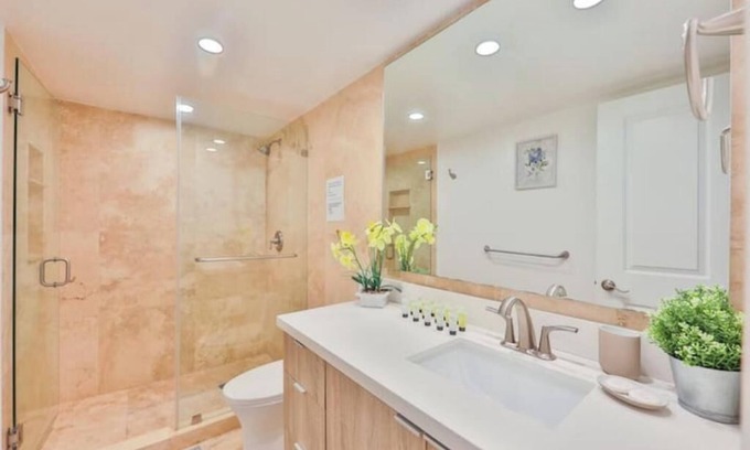 Golden Beach Hotel | Sunny Isles 2-bedroom Seaside Haven STR-02584
