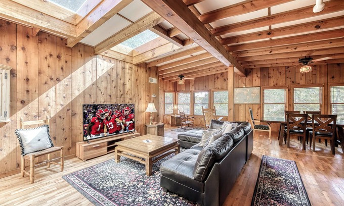 Gainesville House | Sunny & Lakefront Haven in Gainesville~King Bed