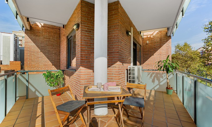 El Clot Apartment | Sunny & large terrace in couzy apartment big connection internet free