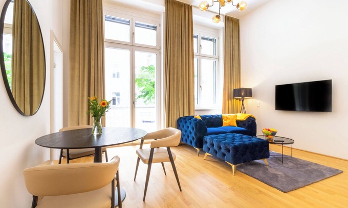 Margareten Apartment | Sunny & modern | Urban living with balcony