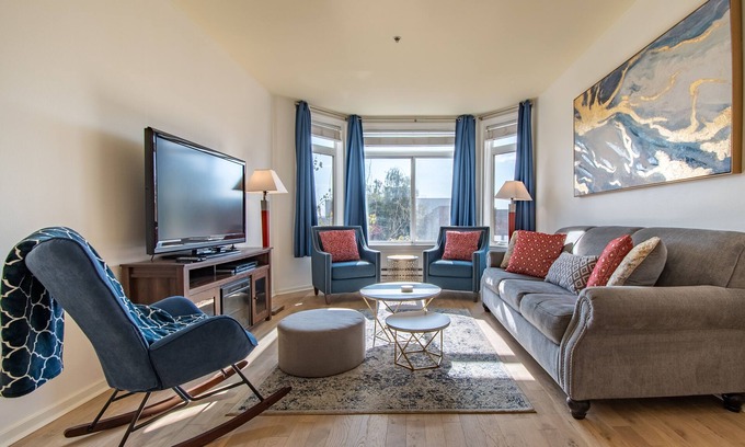 Belltown Condo | Sunny Oasis in the Heart of Seattle! with Parking and Pool
