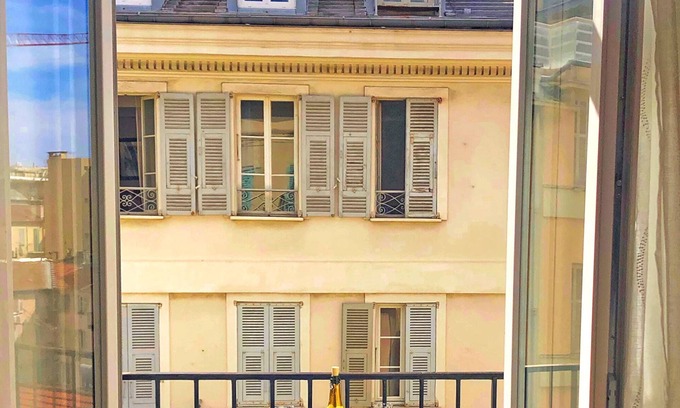 Jean-Medecin Apartment | Sunny one-bedroom corner apartment with a balcony. Next to Place Masséna.