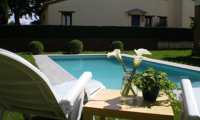 Bon Relax House | Sunny Retreat with Private Pool, BBQ, Garden & WiFi, Near Beach