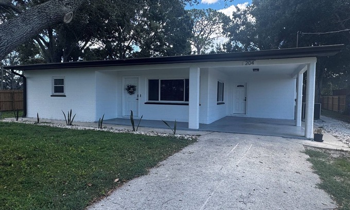 Ruskin House | Sunny Ruskin Escape – 3BR Home with Pool & Near the Bay