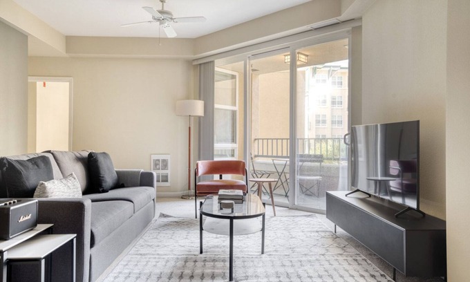 San Bruno Apartment | Sunny San Bruno 2BR w/Pool, W/D, Gym, walk to YouTube, by Blueground