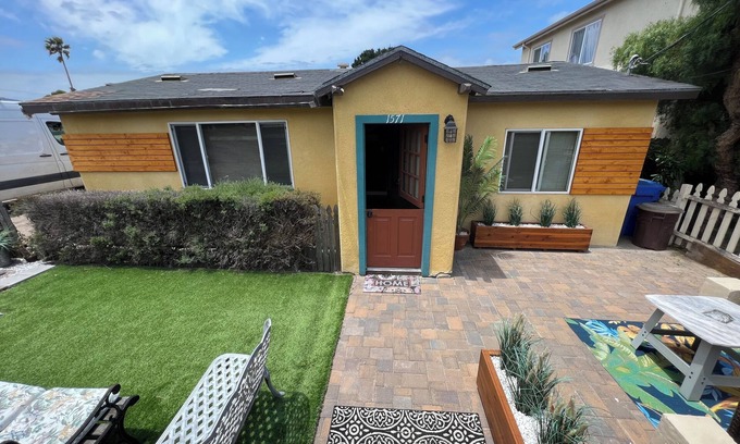 Seaside Cottage | Sunny Seaside cottage with ocean view