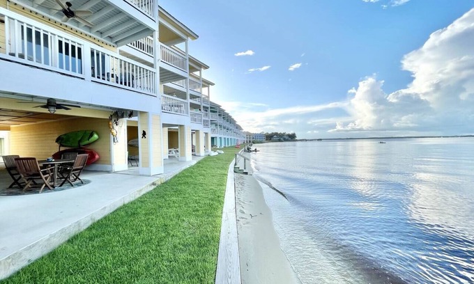 Innerarity Townhomes House | Sunny Side: Awesome Waterfront Unit with 4 Kayaks