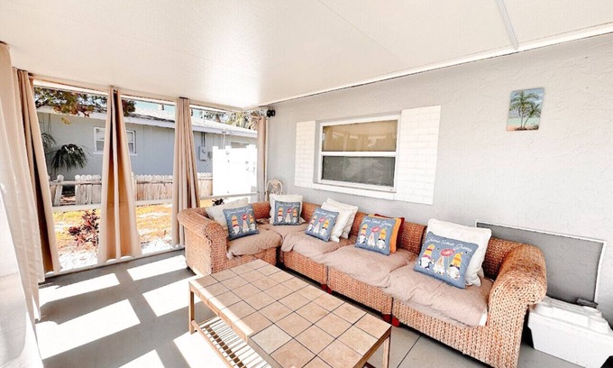 Walsingham House | Sunny Spacious 4BR Villa w Pool Comfort