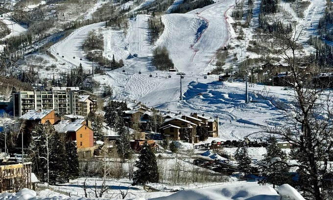 Steamboat Springs Condo | Sunny Steamboat ski condo with epic mountain views. Walk to resort base & lifts!