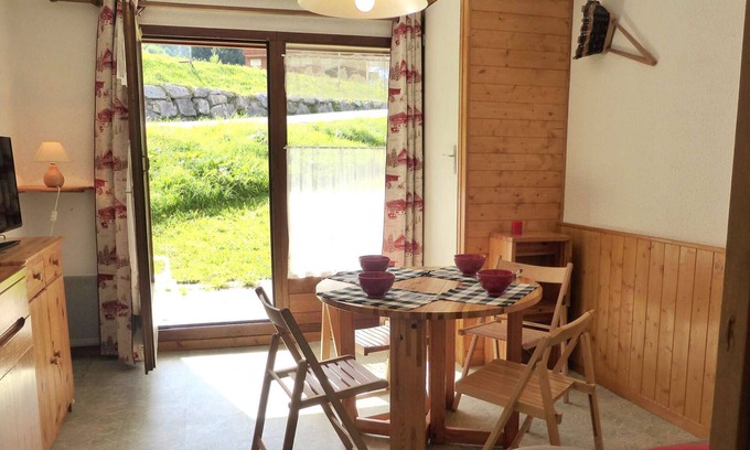 Beaufort Apartment | Sunny Studio Cabin at the Foot of Planay Slopes, Perfect for Families