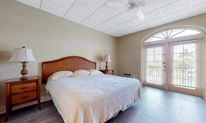 Naples Apartment | Sunny studio with heated pool, game room, tennis, restaurant, BBQ, gym, W/D, AC
