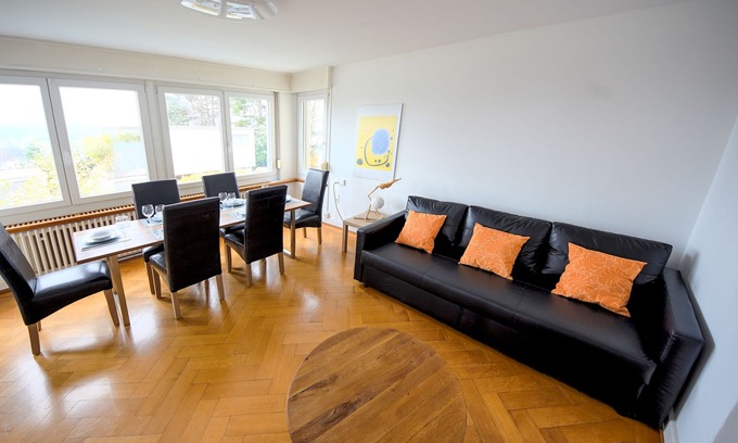 District 7 Apartment | Sunny & Stylish 3 Bedroom Apartment, 20 min from city centre. 1st Floor.