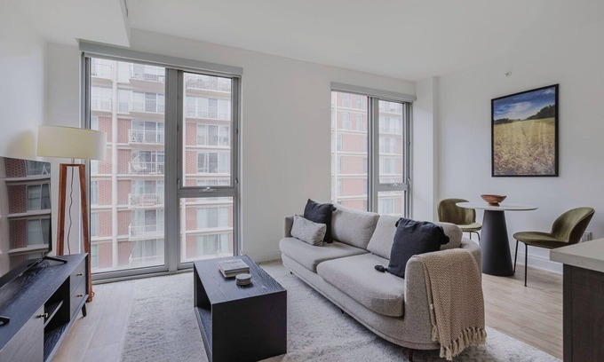 Capitol Hill Apartment | Sunny SW Waterfront Jr 1BR w/Roof Pool, nr Nightlife, by Blueground