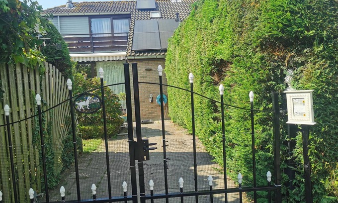 Brouwershaven Apartment | Sunny vacation home near Grevelingenmeer+enclosed garden/terrace and gazebo