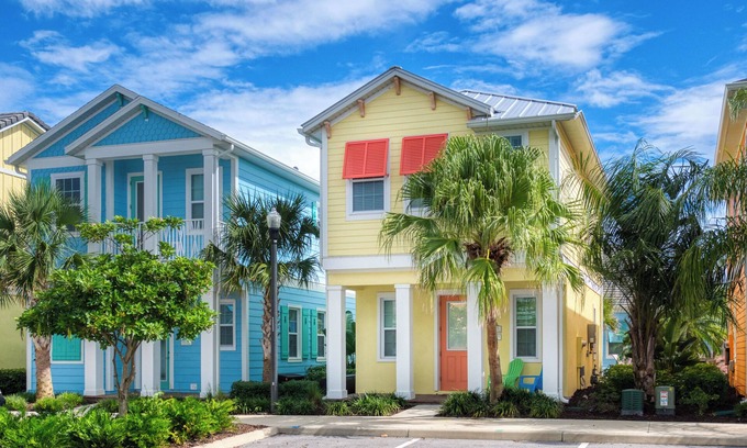 West Kissimmee Cottage | Sunny Yellow Cottage near Disney with Margaritaville Resort Access & Island H20.
