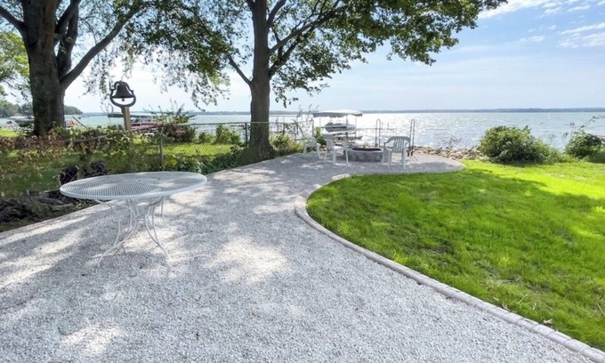 Stoughton House | "Sunnyside & Magnolia", A peaceful lakeside getaway - Under New Mgmt in 2025!