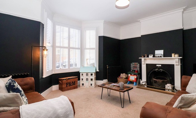 Lowestoft Cottage | SUNRISE HOUSE, pet friendly, with a garden in Pakefield