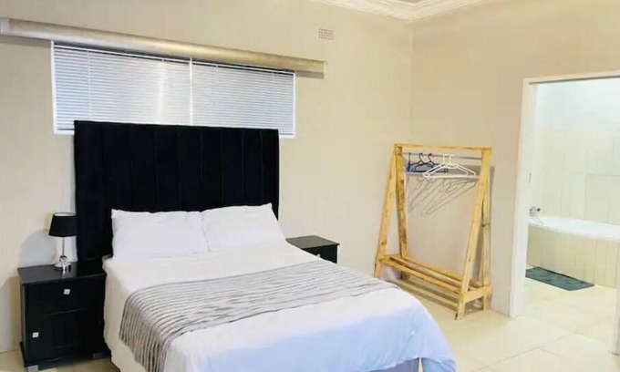 Bulawayo Apartment | Sunrise Room - en-suite bathroom (Bed Only)