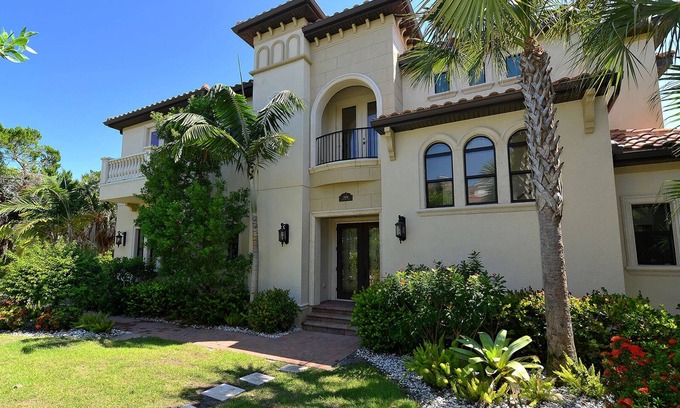 Nokomis House | SUNRISE/SUNSET VIEWS ~ Casey Key Lux ~ 2 Masters & All Bdrm Suites, Pool + Beach