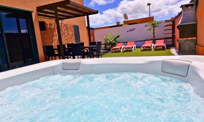 Corralejo Villa | Sunrise Surf House a spacious villa with garden, hot tub, parking, fast WiFin